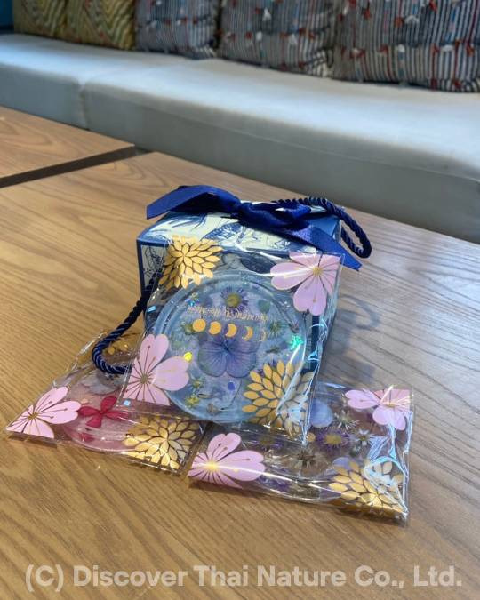 Packaged flower resin handicrafts made during the seminar